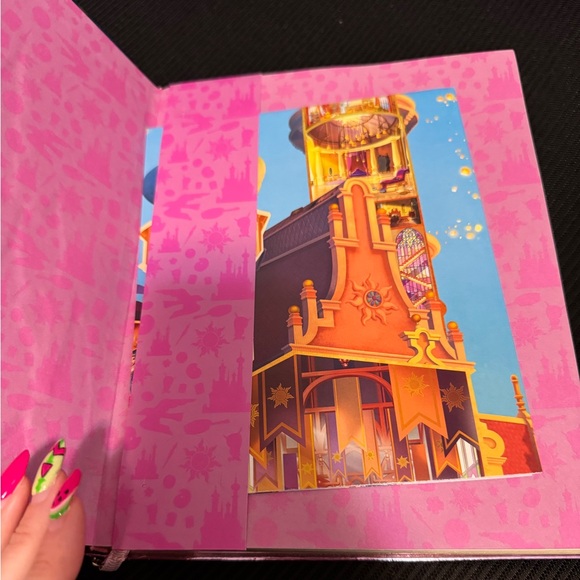 Disney’s Castle LE Collection notebook - Tangled - Picture 5 of 9